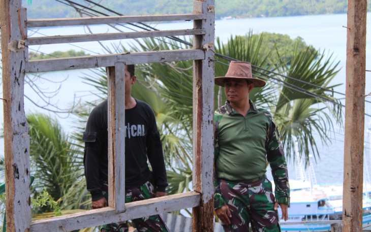 Dandim 1310/Bitung saat meninjau pembongkaran bangunan lama milik Keluarga Garvin Karaki yang akan di bangun kembali menjadi rumah layak huni pada program TMMD Ke-116 Kodim 1310/Bitung