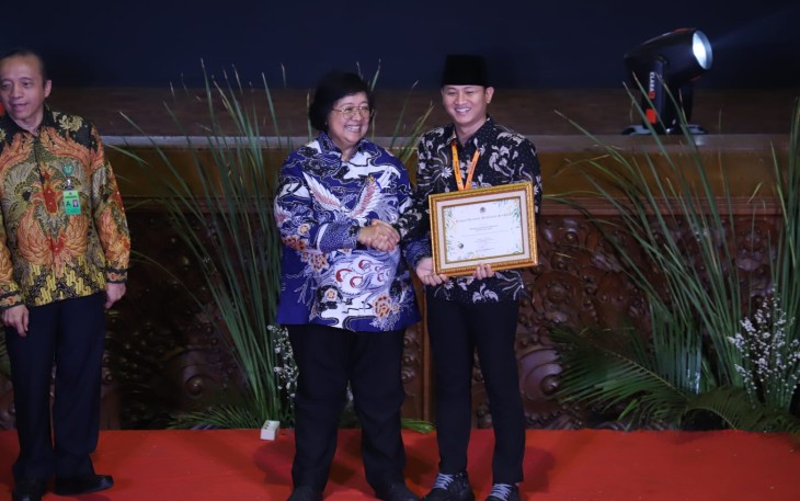 Bupati Trenggalek Mochamad Nur Arifin, saat menerima penghargaan, pada Festival Iklim 2023 di Auditorium Dr. Soedjarwo Gedung Manggala Wanabakti KLHK Jakarta, Selasa (24/10/2023).