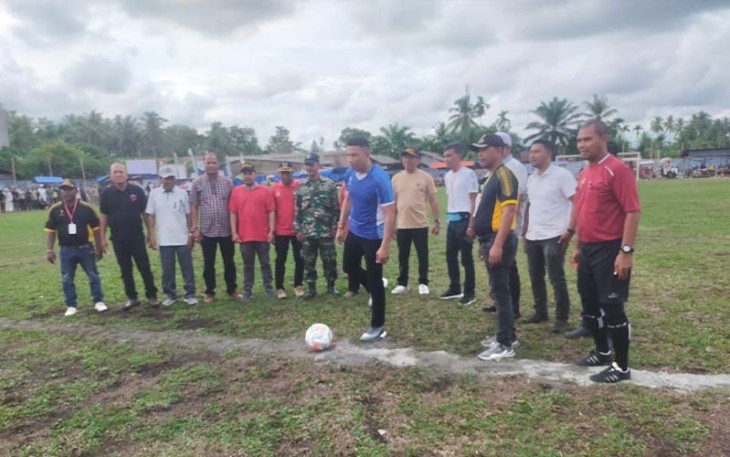 Kapolsek Kecamatan Pante Bidari Iptu Munawir, HRD tendang bola tanda dimulainya turnamen