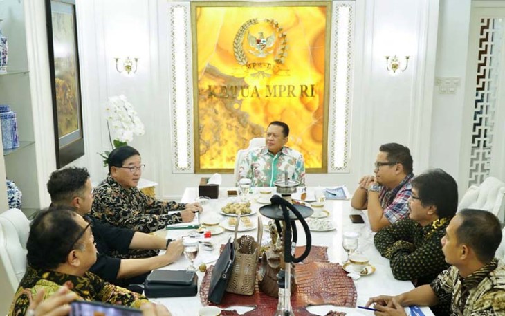 Bamsoet saat menerima Rektor UNPERBA Dr. Eming Sudiana dan Penghubung Komunitas Indonesia-Korea (Korea-Indonesia Association) Mr. Ali, di Jakarta, Senin (13/3/23).