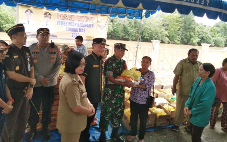 Babinsa Koramil Kurun saat Dampingi Kegiatan Pasar Murah Pemkab Gunung Mas