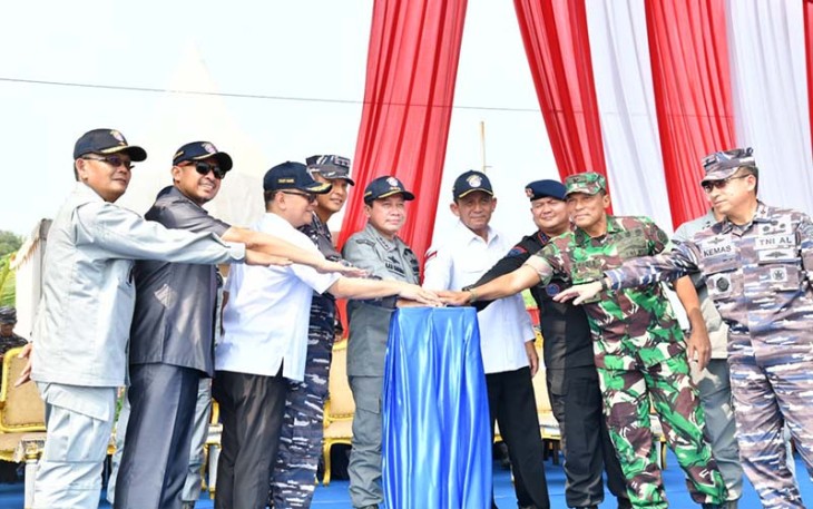 Gubernur Ansar saat Dampingi Kepala Bakamla RI Laksdya TNI Aan Kurnia Lakukan Ground Breaking Pembangunan Dermaga Bakamla di Batam 