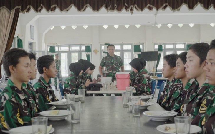 Dankodiklatal Letjen TNI Marinir Suhartono tinjau kegiatan siswa saat berada di mess, tepatnya saat waktu makan siang tiba. Seperti yang terlihat di Mess Kowal Dewi Sartika, pada Jumat (15/9/2023).