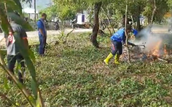 Babinsa Koramil 0801/01 Pacitan Karya Bakti Bersihkan Lingkungan