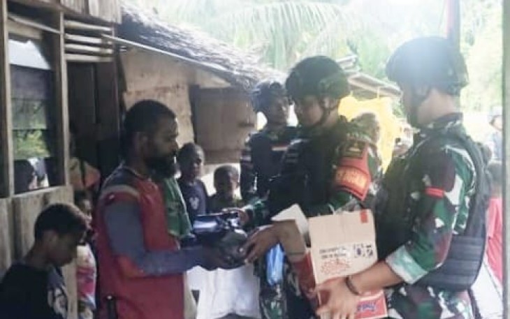Satgas Yonif 310/KK Bagikan Sembako di Perbatasan