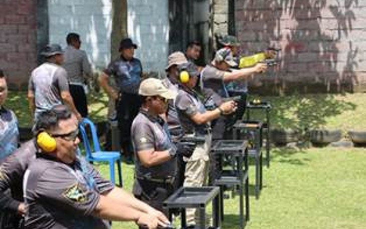 Kapolres Trenggalek, AKBP Alith Alarino, S.I.K. bersama jajarannya, saat latihan menembak di lapangan tembak Kompi C Sat Brimob Kediri, Rabu (8/3/2023) (Foto Dok/Humas Polres Trenggalek)