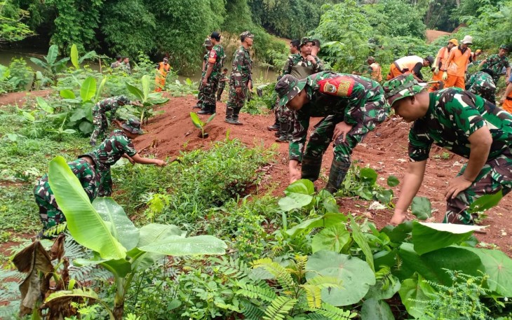 Kodim 0505/Jakarta Timur Tanam Sayuran dan Pohon Produktif