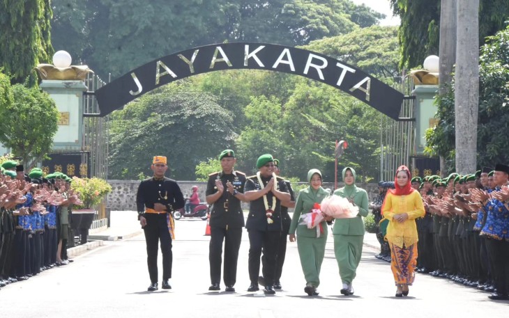 Kasdam Jaya Brigjen TNI Edy Sutrisno, S.E., M.M., pimpin acara penyambutan pejabat baru Kepala Staf Kodam Jaya didampingi Para Pejabat Utama Kodam Jaya, bertempat di Lobby Sapta Marga Makodam Jaya. Jum'at (15/12/2023)