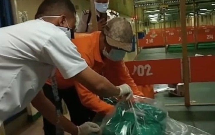 Petugas saat melakukan evakuasi