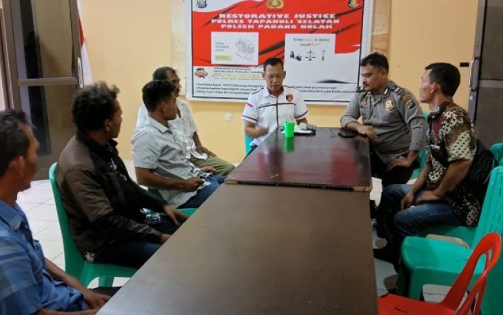 Kanit Binmas Polsek Padang Bolak, Aipda M Hutabarat, mediasi antar pelapor dan terlapor dalam kasus penghinaan ini di Aula Polsek Padang Bolak, pada Rabu (25/10/2023) siang.