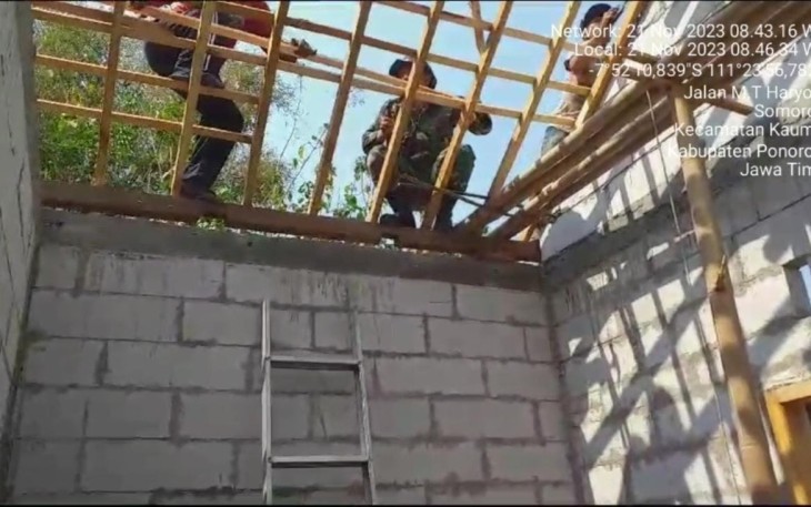 Anggota Kodim 0802/Ponorogo Gotong Royong Bangun Rumah Warga Prasejahtera
