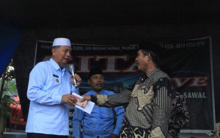 Bupati Pasbar Hamsuardi saat hadiri Batagak Kudo Kudo Masjid Nurul Amal Kampung Air Meruap Nagari Sigunanti Kecamatan Kinali Kabupaten Pasaman Barat, Rabu (8/11). 