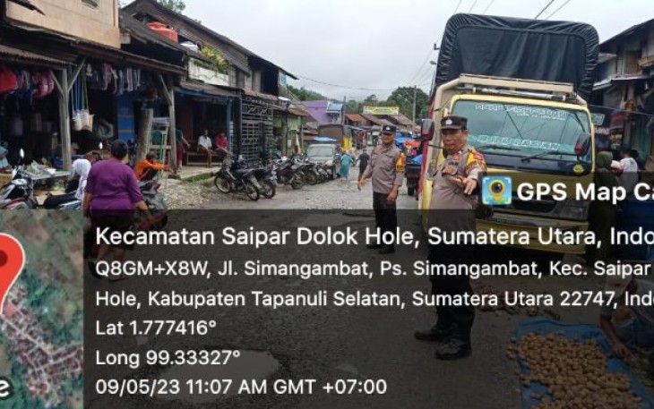 Agar tetap berjalan dengan aman, Kapolsek Saipar Dolok (SD) Hole, Iptu Amron Simanullang, SH, turun langsung saat proses pengamanan Pasar Simangambat, Selasa (9/5/2023) pagi.