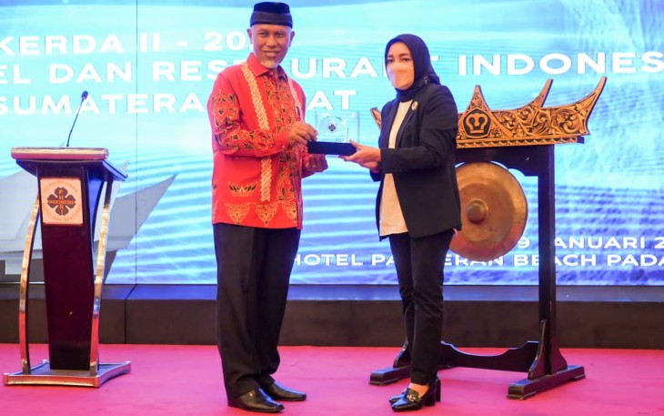 Gubernur Sumbar bersama ketua PHRI Sumbar.