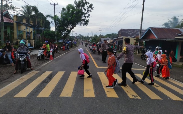 Polisi saat Ciptakan Rasa Aman Sejak Awal Aktivitas Masyarakat di Pagi Hari
