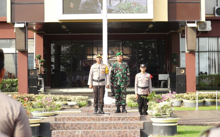 Anggota Kodim 0906/Kkr mengikuti kegiatan apel gelar pasukan operasi terpusat lilin mahakam tahun 2023 dalam rangka "Pengamanan Natal 2023 dan Tahun Baru 2024" yang di gelar di halaman Polres Kukar yang berada di jalan Wolter Mongosidi Kelurahan Timbau, Kamis (21/12/2023)