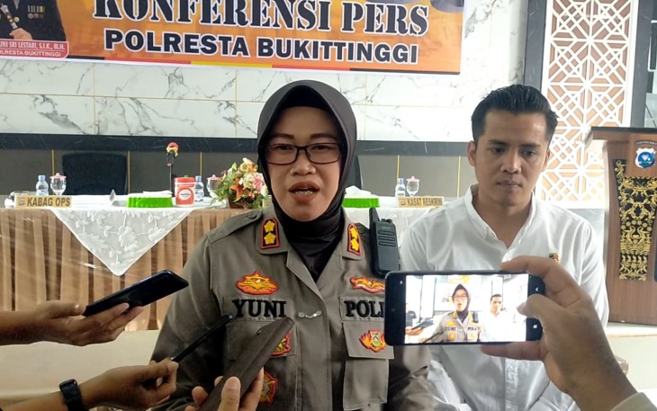 Plt. Kapolresta Bukittinggi AKBP Wahyuni Sri Lestari, S.I.K, M.H., saat diwawancarai awak media di Aula Mapolresta Bukittinggi.