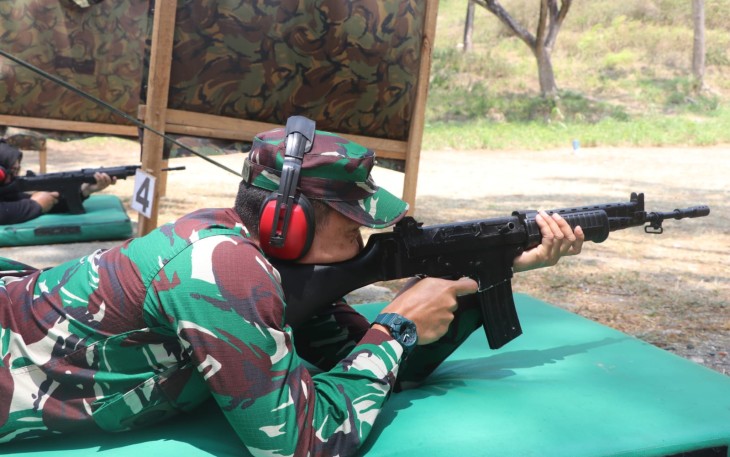 Dandim Bersama Anggota Kodim Tulungagung Latihan Menembak Senapan
