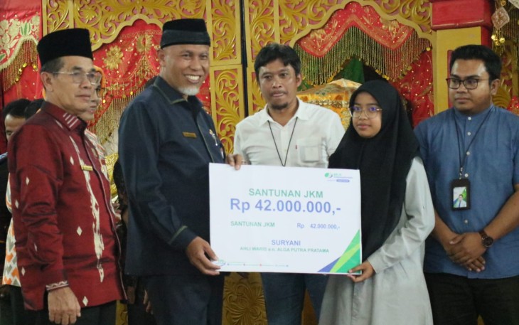Gubernur Sumbar meluncurkan Program Koperasi Konsumen Ekonomi Syariah Roda Dua dan Perlindungan Pekerja Rentan BPJS Ketenagakerjaan 2023.
