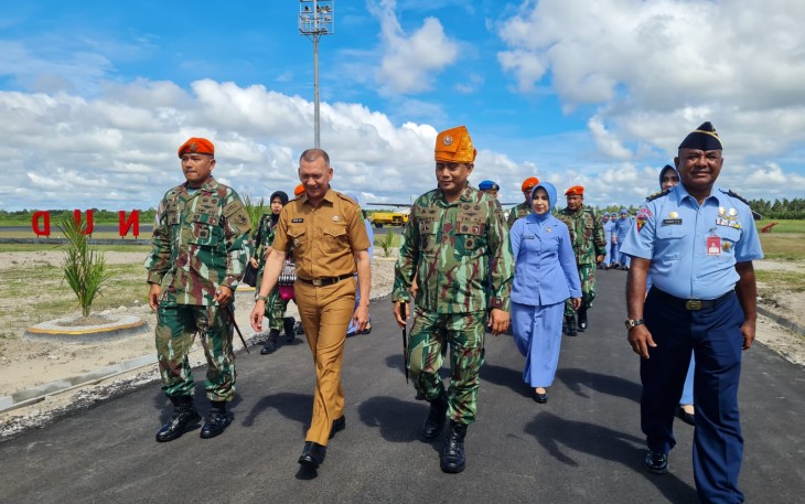 Kedatang Dankopasgat di Sambut Oleh Danlanud RSA Bersama Wakil Bupati Natuna 