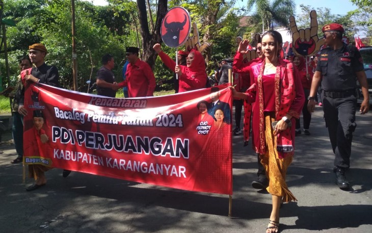Rombongan Bacaleg PDIP Karanganyar saat perjalanan menuju Kantor KPU kabupaten setempat, Jumat (12/4/2023).