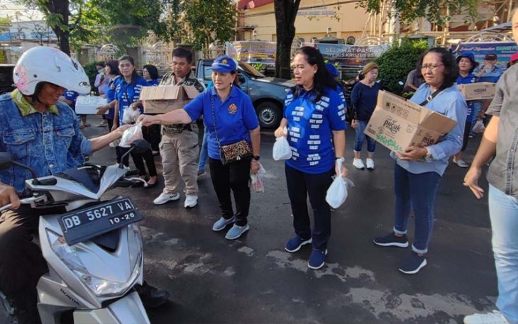 Umat katolik gereja paroki Stella Maris Bitung saat membagikan takjil gratis kepada pengendara yang sedang menjalankan ibadah puas