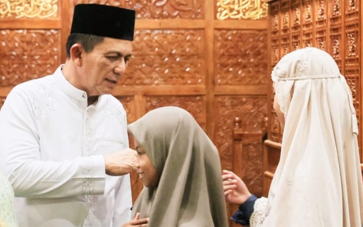 Gubernur Ansar seusai Teraweh di Masjid Al Maruf 