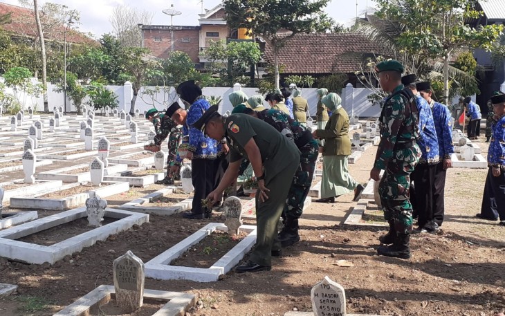 Kasdim 0806/Trenggalek Memimpin Ziarah Rombongan HUT Ke-78 TNI