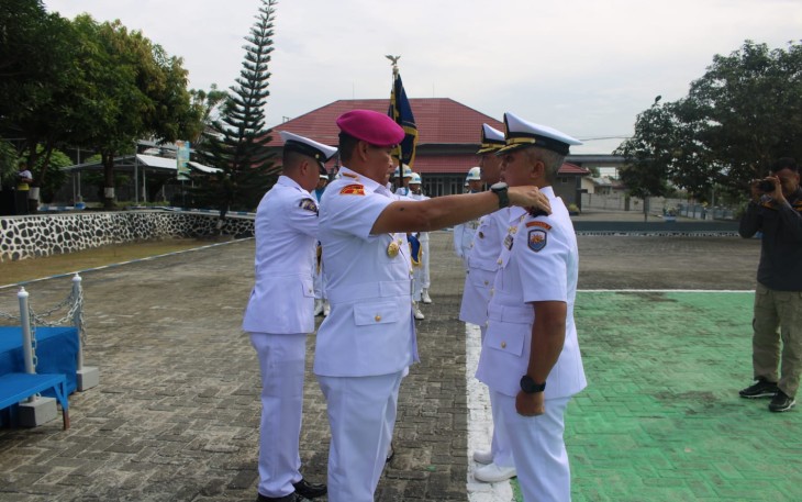 Danlantamal VI Brigadir Jenderal TNI (Mar) Amir Kasman, S.E., M.M., saat secara resmi memimpin upacara serah terima jabatan (Sertijab) Danlanal Palu bertempat di Lapangan Apel Lanal Palu Sulawesi Tengah, Jumat (21/07/2023).
