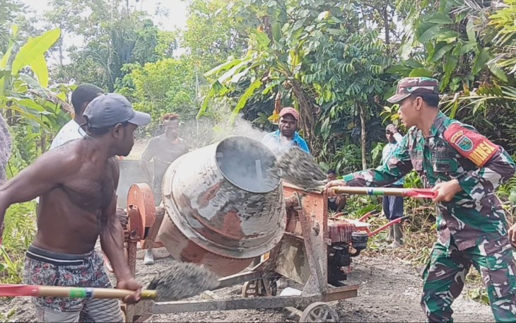 Babinsa Koramil 1710-07/Mapurujaya Sertu Tangkas Budiono dan Koptu Redemtus Riyanto melaksanakan kerja bakti pengecoran jalan di Kelurahan Wania, Distrik Mimika Timur, Kab. Mimika, Sabtu (09/12/2023)