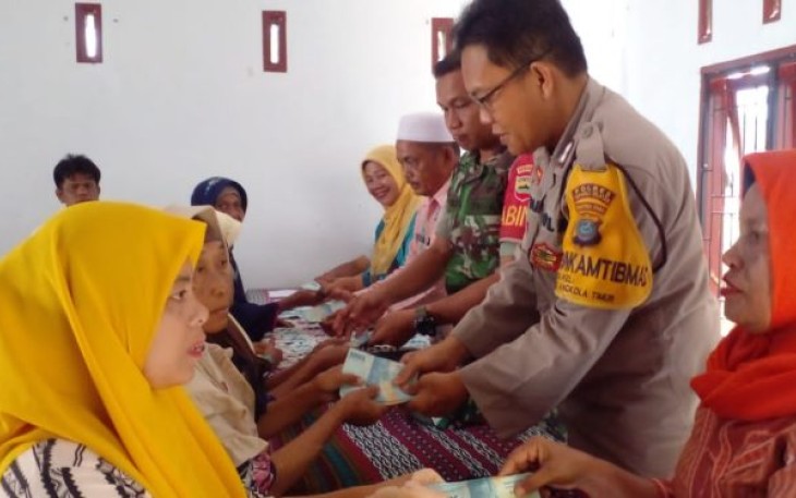Bhabinkamtibmas Polsek Sipirok, Aiptu Anwar S Harahap, monitor pembagian bantuan langsung tunai (BLT) tahap I (Januari-Maret 2023), pada Kamis (6/4/2023) pagi