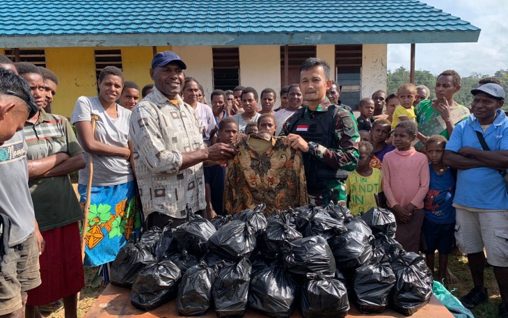 Satgas Pamtas Statis RI-PNG Yonif 111/KB Pos Camp Modern Beri Bantuan Bahan Makanan Dan Pakaian Layak Pakai Untuk Masyarakat 