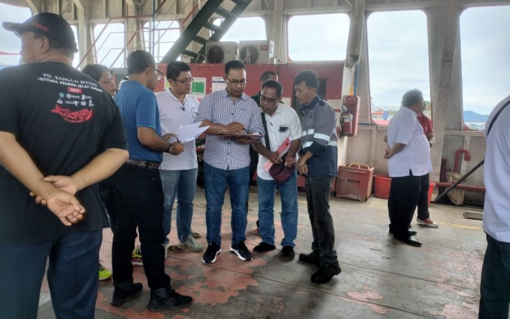 Kanit Tipidkor Polres Bitung Ipda Hevry Samson SH saat melakukan pemeriksaan di KMP Tude