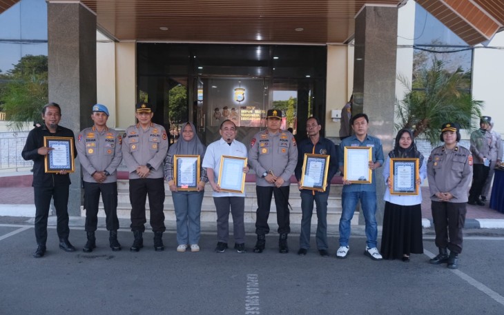 Kapolda Sulsel Beri penghargaan Sejumlah Media dan Awak Media