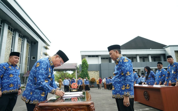 Gubernur Rohidin Mersyah   