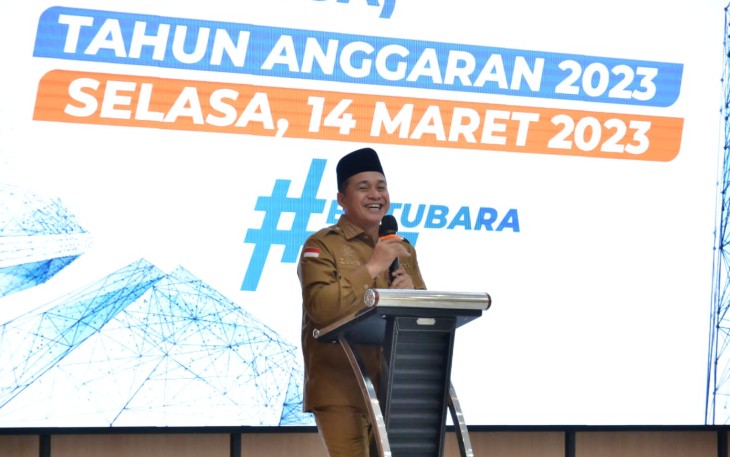 Bupati Batu Bara Ir. H. Zahir, M.AP., saat menghadiri sosialisasi percepatan penyerapan APBDes tahun anggaran 2023, di aula Singapore Land, Kecamatan Sei Balai, Kabupaten Batu Bara, Selasa (14/03/2023).