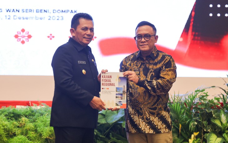 Gubernur Kepulauan Riau Ansar Ahmad selaku Wakil Pemerintah Pusat di Daerah, menyerahkan Daftar lsian Pelaksanaan Anggaran (DIPA) dan Buku Daftar Alokasi Transfer ke Daerah (TKD) Tahun Anggaran 2024 Lingkup Provinsi Kepri bertempat di Aula Wan Seri Beni, Dompak, Selasa (12/12)