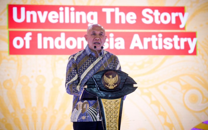 Menteri Koperasi dan UKM (MenKopUKM) Teten Masduki saat membuka acara Cerita Nusantara: Unveiling the Story of Indonesia Artistry di Jakarta, Selasa (28/11).