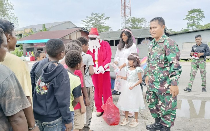 Sinterklas Kodim 1710/Mimika dipimpin Pasiops Kodim Kapten Inf Helly Sukmajaya saat membagikan bingkisan, Jumat (22/12/2023)