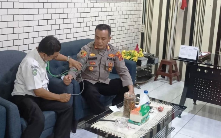 Anggota Polsek Peureulak saat Menjalani Pemeriksaan Kesehatan Oleh Puskesmas Peureulak