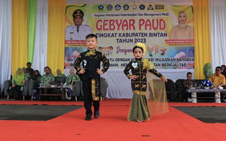  Fashion Show dalam rangka memeriahkan Gebyar PAUD Tingkat Kabupaten Bintan Tahun 2023, Kamis (14/12) di Lapangan Relief Antam Kijang