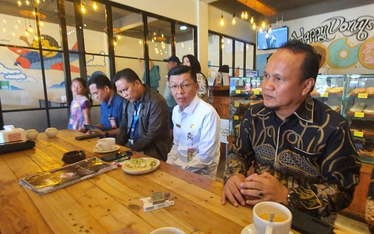 Kepala Dinas Komunikasi dan Informatika Provinsi Kepri Hasan Mengenakan Baju Warna Putih 