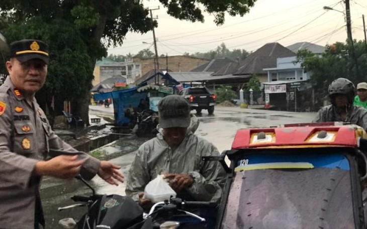 Di bawah gerimis hujan yang melanda, Kapolsek Padang Bolak, AKP Zulfikar, SH, MH, bersama jajaran, tetap berbagi 300 paket takjil atau menu berbuka puasa ke masyarakat, Sabtu (8/4/2023) sore