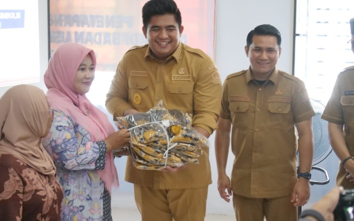 Bupati Bintan Serahkan Hibah Sarana Pendukung Bagi Masyatakat Teluk Bintan