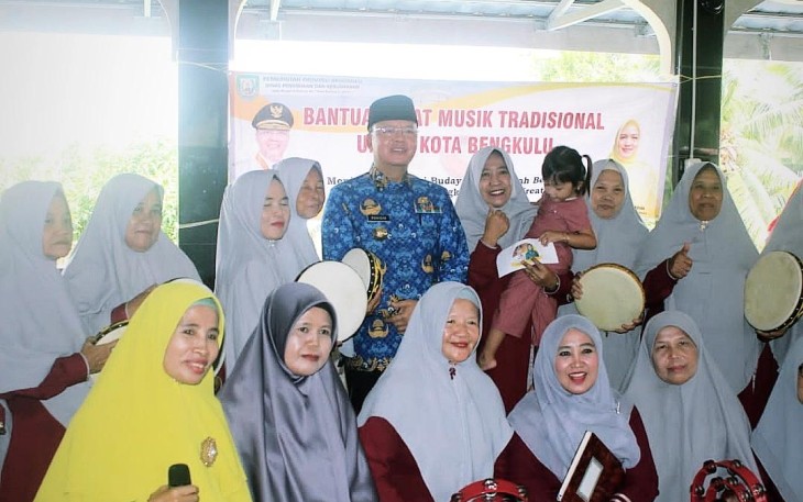 Gubernur Rohidin Mersyah menyerahkan bantuan alat musik Rebana yang dilàksanakan di Masjid Al Muslimun Sawah Lebar Baru Kota Bengkulu