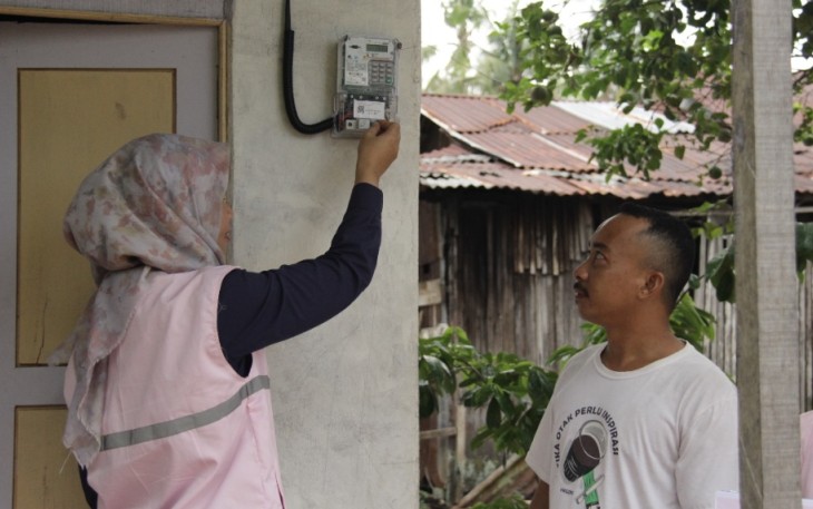 Srikandi PLN  Salurkan Bantuan Listrik Gratis Untuk Warga Miskin di Ketapang