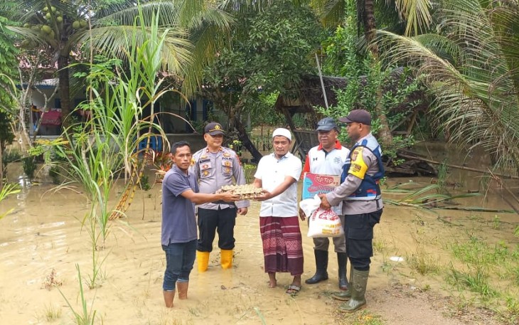 Kapolsek bersama Camat Pantee Bidari saat Antar Bantuan Kepada Warga Terdampak Banjir