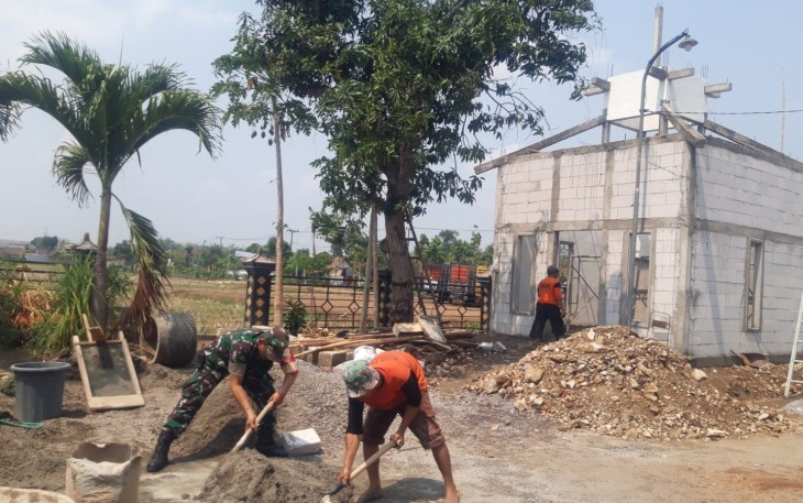 Babinsa Koramil 10/Pilangkenceng Gotong Royong Bangun Musala 