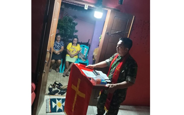 Personil satgas TMMD Ke-116 Kodim 1310/Bitung saat memimpin ibadah bersama warga sekitar lokasi TMMD di salah satu rumah warga