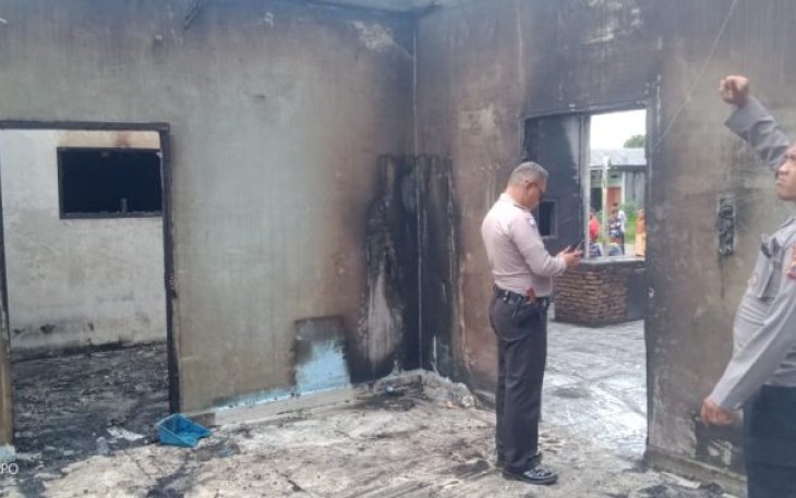 Petugas Kepolisian saat melakukan olah TKP Ruko yang terbakar di  Desa Marisi, Kecamatan Angkola Timur, Kabupaten Tapanuli Selatan (Tapsel), Sumatera Utara(Sumut), pada Selasa (21/3/2023) sekira pukul 02.00 WIB.